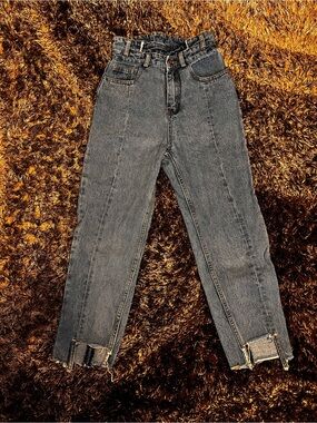 High-waisted jeans